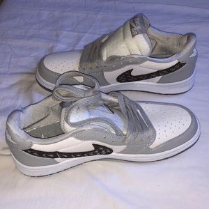 Brand new. Dior x Air Jordan 1 low.